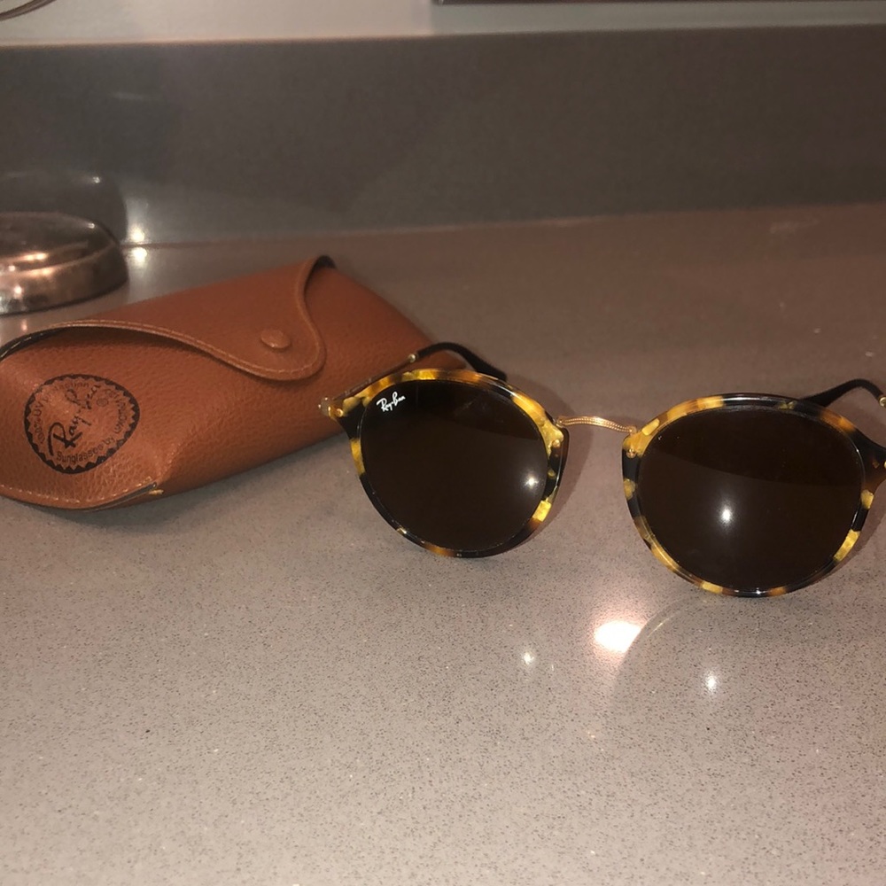 Ray-Ban sunglasses round fleck style